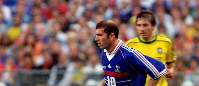 Le maillot est l'un de ceux prepares pour Zinedine Zidane, mais il n'est pas sur qu'il a ete porte. 
