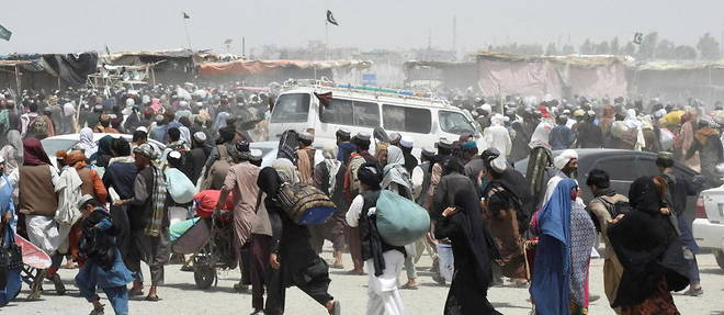 La foule se rue au poste-frontiere de Chaman, entre le Pakistan et l'Afghanistan le 17 juillet 2021.
