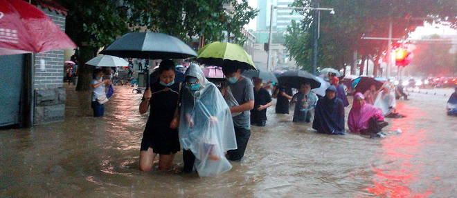 La ville << a connu une serie d'orages rares et violents, provoquant une accumulation d'eau dans le metro de Zhengzhou >>, ont declare les autorites locales sur le reseau social Weibo.
