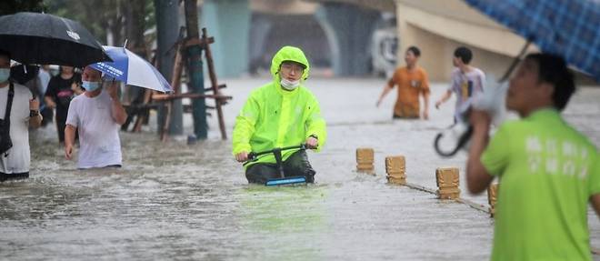 "De l'eau jusqu'au cou": en Chine, les rescapes du metro inonde temoignent