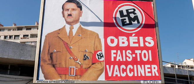 A Toulon, une affiche fait polemique : elle represente Emmanuel Macron en Adolf Hitler encourageant la vaccination.
