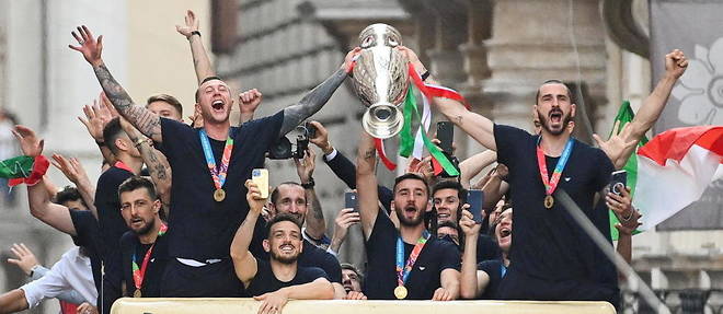 Apres les celebrations qui ont suivi le titre de la Squadra Azzurra a l'Euro 2020, Rome est devenue la ville la plus touchee d'Italie par l'epidemie du Covid-19.
