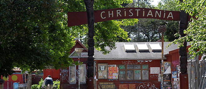 Le 26 septembre 1971, une bande de rebelles et de hippies envahit un terrain et fonde << Christiania >>, << un sanctuaire pour l'amour, la diversite,  la contre-culture libertaire et pour les laisses-pour-compte de l'Etat-providence >>.
