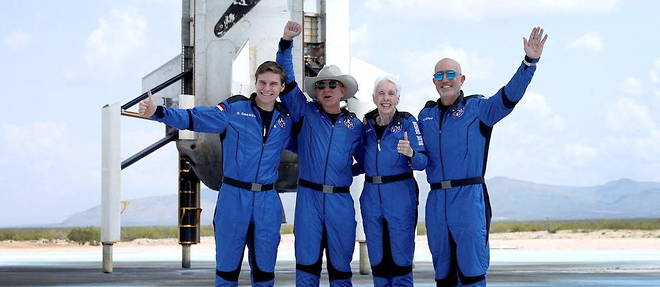 Jeff Bezos (a droite) avec ses compagnons de voyage dans l'espace apres leur sortie a bord de Blue Origin le 20 juillet.  
