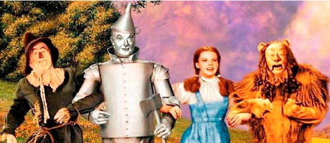 La robe portee par Judy Garland dans Le Magicien d'Oz a ete retrouvee dans un sac-poubelle, 40 ans apres avoir disparu.
