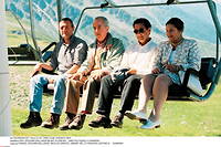 François Léotard, Édouard Balladur, Nicolas Sarkozy et Simone Veil sur le télésiège qui les emmène au restaurant d'altitude à Chamonix, fief balladurien, le 22 juillet 1996.
