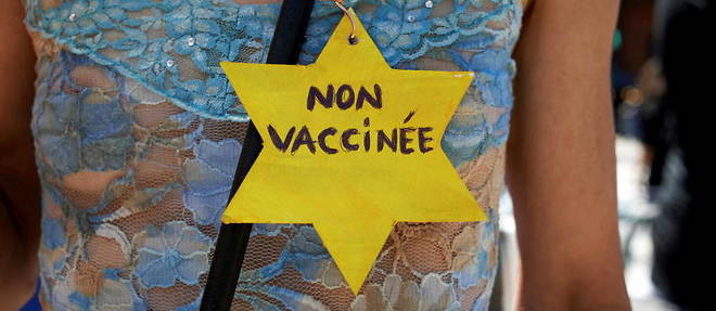 Une femme porte une etoile jaune sur laquelle est ecrit << non vaccinee >> lors d'une manifestation a Toulouse le 12 juillet 2021.

