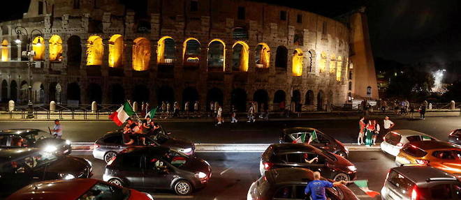 Les Italiens celebrent dans les rues de Rome la victoire de leur equipe en finale de l'Euro, le 11 juillet 2021.
