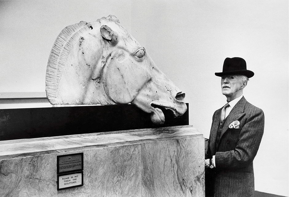 
        Chic. Visiteur du British Museum devant une des statues du Parthenon (Londres, 1954).