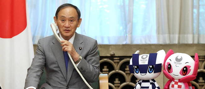 Le Premier ministre Yoshihide Suga au telephone avec le judoka Naohisa Takato, medaille d'or chez les - 60 kilos.
