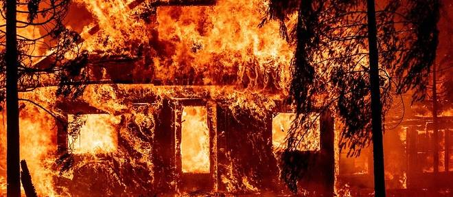 Les pompiers de Californie face a un incendie qui genere son propre climat Les pompiers de Californie face a un incendie qui genere son propre climat