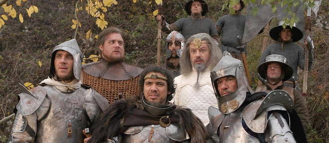 Arthur (Alexandre Astier) entoure de quelques chevaliers de la Table ronde dans << Kaamelott >>.
