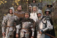 Arthur (Alexandre Astier) entouré de quelques chevaliers de la Table ronde dans «  Kaamelott ».
