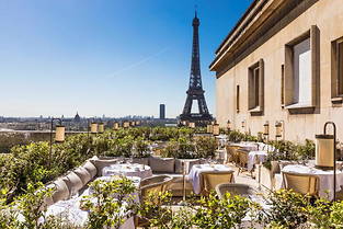 La terrasse de la Suite Girage offre une vue spectaculaire sur la tour Eiffel
