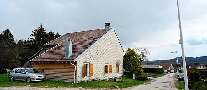 La maison de la grand-mere de Mia, a Poulieres dans les Vosges, ou l'enfant de 8 ans a ete kidnappee le 13 avril, sans violences.  
