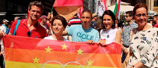 Fabienne Keller (a droite) a la Gay Pride de Budapest.
