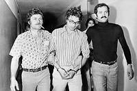 Christan Ranucci (au centre), le 6 juin 1974, escorté par la police de Marseille. Après quinze heures d'interrogatoire, il vient d'avouer le meurtre de Marie-Dolorès. 
