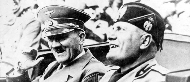 Mussolini (a dr.) au cote d'Hitler, a Florence, en mai 1938.
