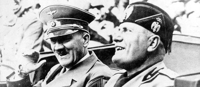 Mussolini (à dr.) au côté d'Hitler, à Florence, en mai 1938.
