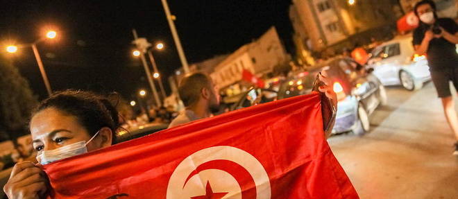 Nombre de choses se jouent en ce moment en Tunisie. La democraie bien sur, mais aussi le regime politique viable a mettre en place. 
