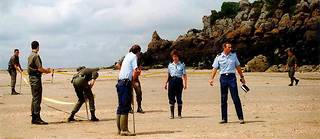 À marée basse, les gendarmes fouillent une des plages des Ebihens après la découverte d’effets personnels du Dr Godard.
