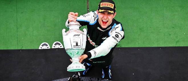 Ocon, brandissant sa premiere coupe de vainqueur d'un Grand Prix de F1.

