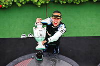Ocon, brandissant sa première coupe de vainqueur d'un Grand Prix de F1.
