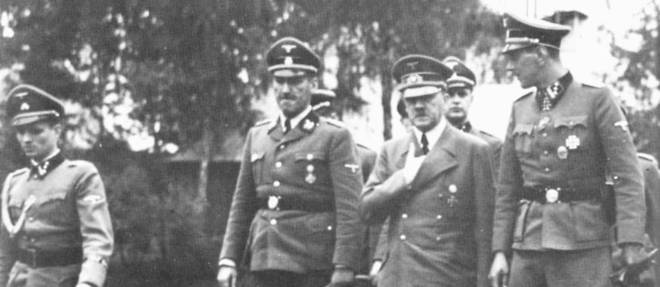 Hitler parlant avec Ernst Kaltenbrunner and Otto Skorzeny.
