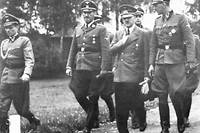 Hitler parlant avec Ernst Kaltenbrunner and Otto Skorzeny.
