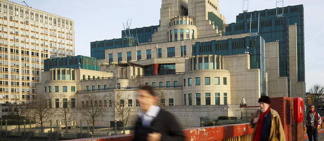 Le siege du MI6, les renseignements exterieurs, sur les bords de la Tamise a Londres.  
