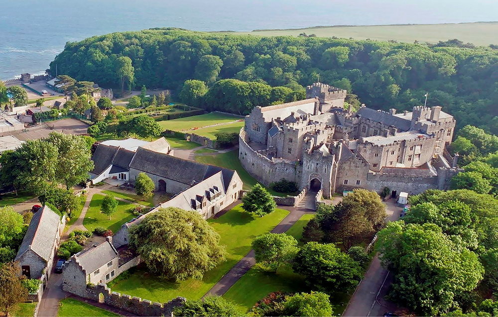 
        Majestueux. Le chateau de Saint-Donat, au pays de Galles, abrite l'UWC Atlantic College.