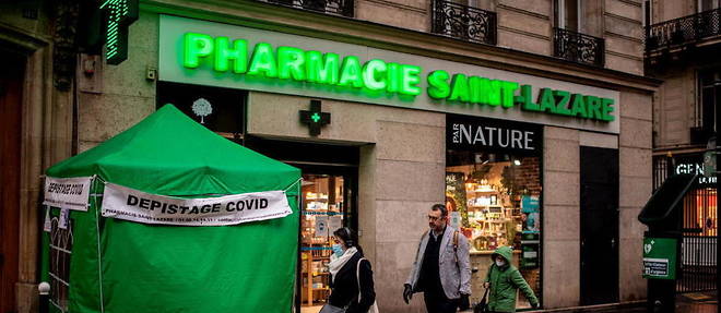 Une pharmacie a Paris.
