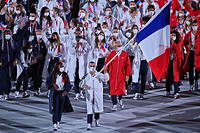 La délégation française menée par la judokate Clarisse Agbegnenou et le gymnaste Samir Aït Saïd lors de la cérémonie d'ouverture des Jeux de Tokyo le 23 juillet. 
