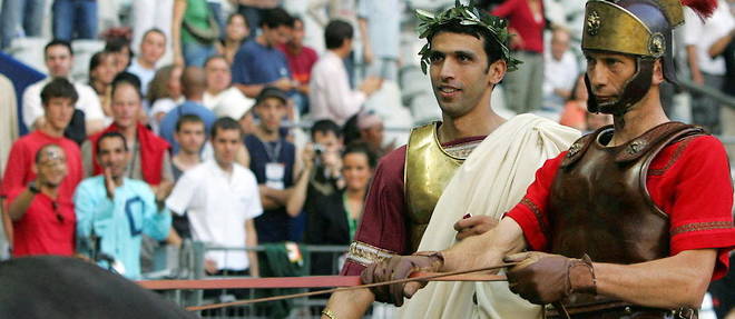 Hicham El Guerrouj, inoubliable prince du 1 500 m, est entre dans la legende de l'athletisme. On le voit ici avec la couronne d'olivier lors d'un meeting de la Golden League de l'IAAF a Paris en juillet 2006. 

