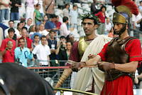 Hicham El Guerrouj, inoubliable prince du 1 500 m, est entré dans la légende de l'athlétisme. On le voit ici avec la couronne d'olivier lors d'un meeting de la Golden League de l'IAAF à Paris en juillet 2006. 
