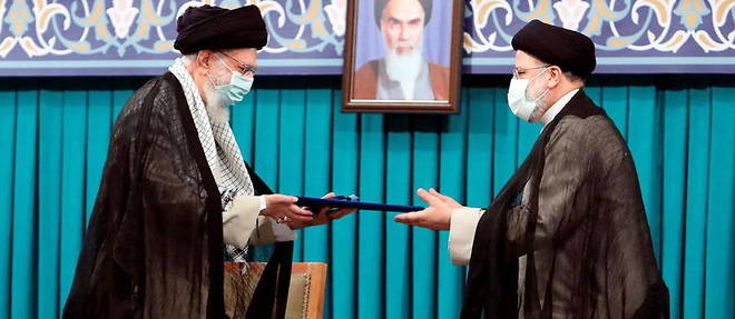 Le guide supreme iranien, Ali Khamenei, et le nouveau president du pays, Ebrahim Raissi, le 3 aout 2021 a Teheran.
