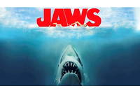 L'affiche originale des  Dents de la mer  :  Jaws  en version originale, par Steven Spielberg. Film phenomene de l'annee 1975, il allait bouleverser bien des codes a Hollywood et imposer le cineaste en nouveau roi du box-office.
