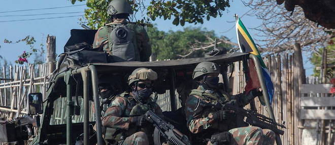 Les militaires des Forces de defense sud-africaines font partie de la mission mise en place pour soutenir le Mozambique contre les djihadistes presents dans le nord, une region riche en gaz. 
