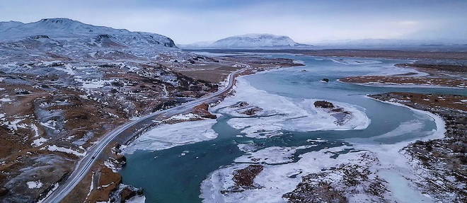 En Islande, la surface des glaces et des terres gelees recule continument.
