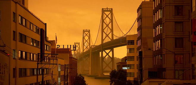 Le Bay Bridge, qui relie San Francisco a Oakland (Californie), en septembre 2020. La couleur orange du ciel est due a la pollution, en particulier a celle generee par les multiples incendies qui ont ravage la region.

