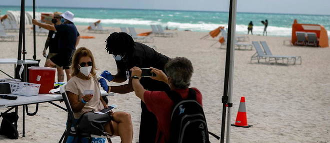 Une femme se fait vacciner sur une plage de Floride, le 9 mai 2021.
