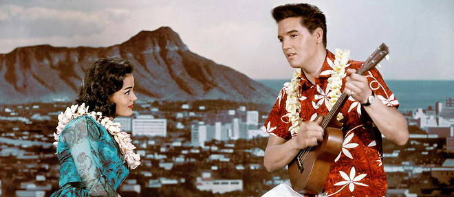 Sur la romance d'un amour decu, Elvis Presley chante l'amour eternel sur fond de ciel bleu a Hawai.
