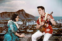 Sur la romance d'un amour déçu, Elvis Presley chante l'amour éternel sur fond de ciel bleu à Hawaï.
