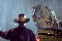 Le paléontologue Alan Grant (Sam Neill) en mauvaise posture face à un T-Rex affamé. Le clou de « Jurassic Park »...
