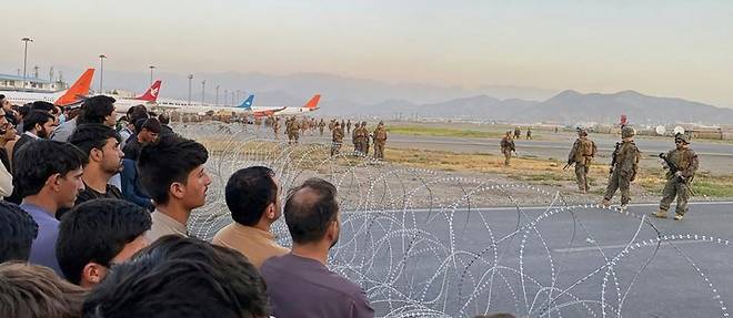 Confusion et desarroi a l'aeroport de Kaboul, ou des milliers d'Afghans essaient de fuir