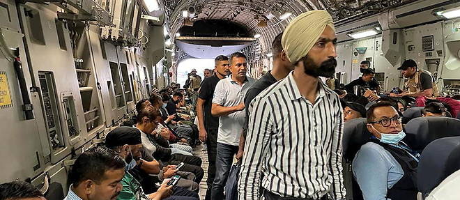 Des Indiens evacues d'Afghanistan, depuis l'aeroport de Kaboul, le 17 aout 2021.


