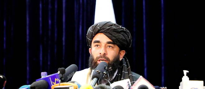 L'attache de presse des talibans Zabihullah Mujahid repond aux questions des journalistes.
