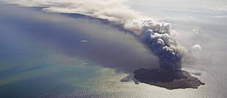 En 2013, l'île de Nishinoshima avait fusionné avec une autre petite île créée comme celle-ci après des semaines d'activité volcanique continue.