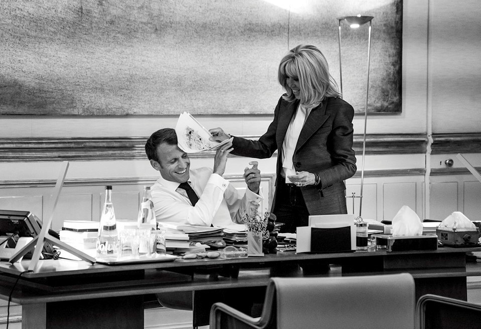 
        En meme temps. Moment de complicite entre Emmanuel et Brigitte Macron, saisi a la fin d'une journee de travail dans le bureau presidentiel, a l'Elysee, le 15 juin 2019.