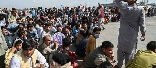 Des milliers d'Afghans toujours bloques a l'aeroport de Kaboul, les talibans accuses d'entraver l'acces
